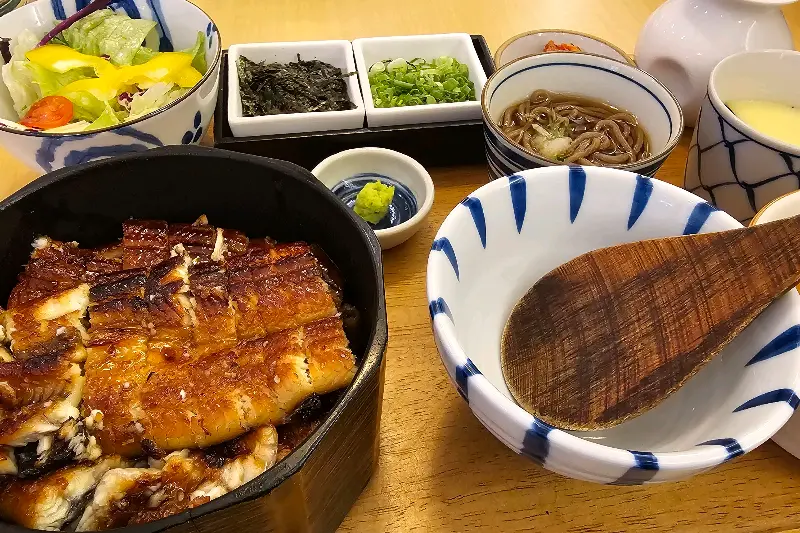 윤기가 흐르는 장어와 밥의 조화가 환상적인 히츠마부시