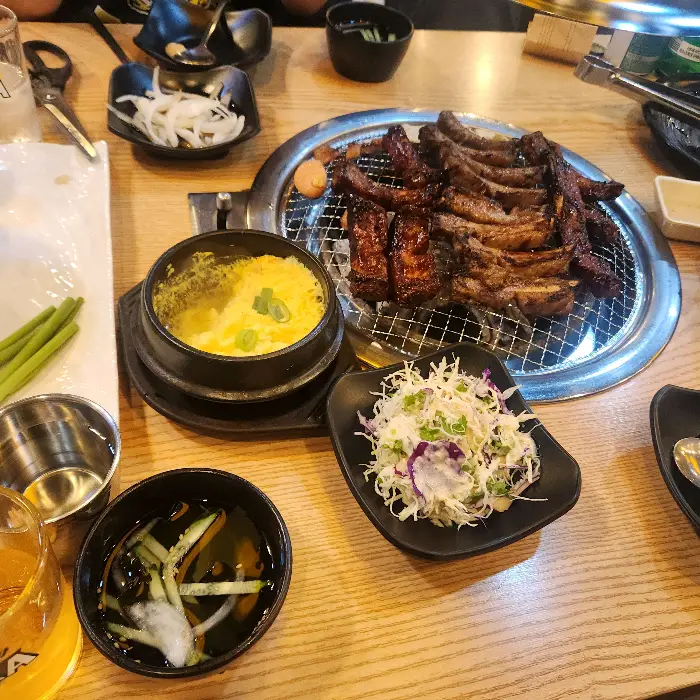 푸짐하게 차려진 식사 한 상