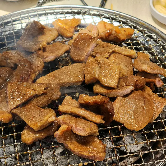 다양한 부위의 고기가 구워지고 있는 모습