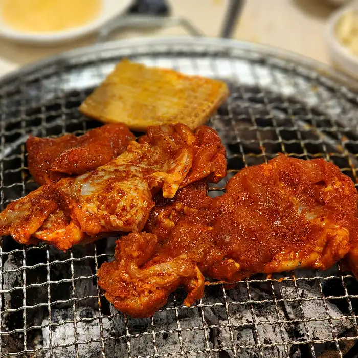 양념이 된 갈비가 구워지고 있는 모습