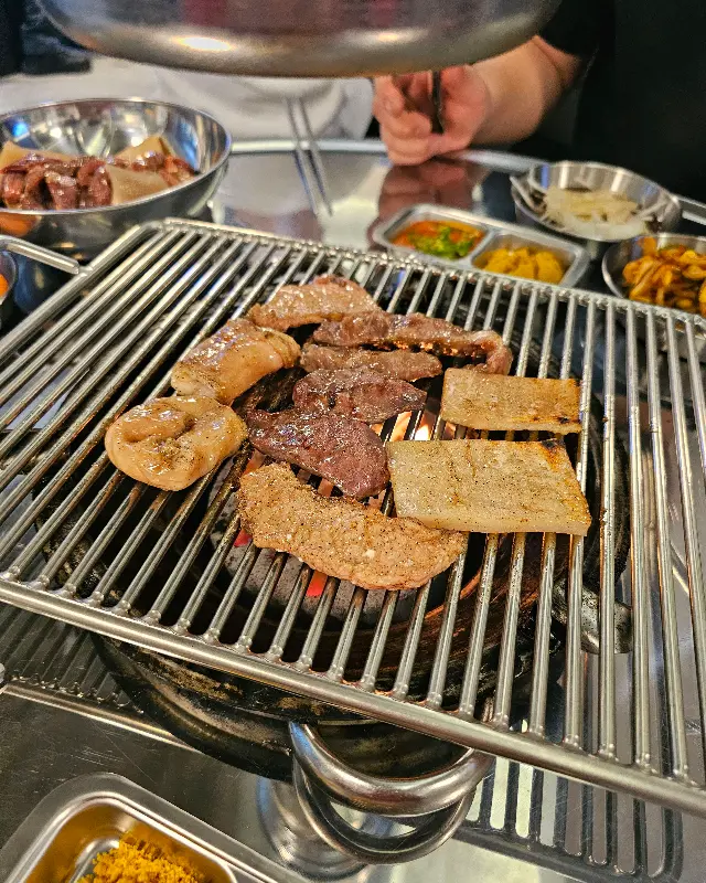 특제 소스에 찍어 먹는 부속 고기