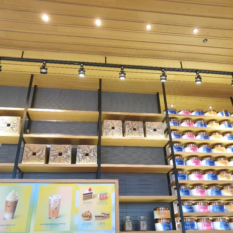 감각적인 조명이 돋보이는 매장 내부