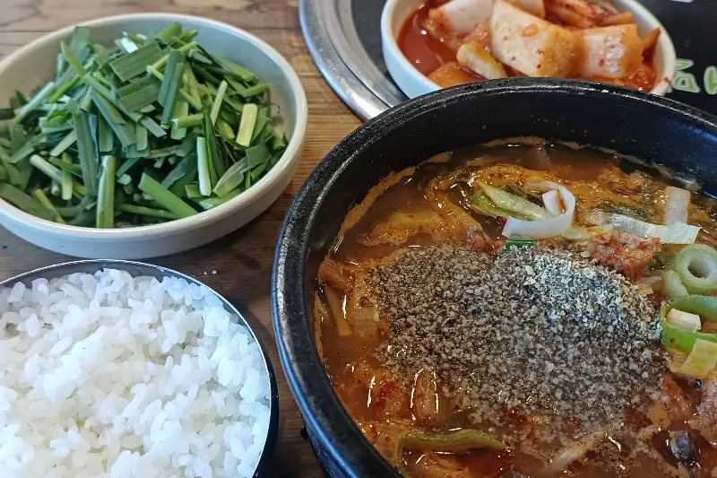 밥과 함께 먹으면 더욱 맛있는 내장탕