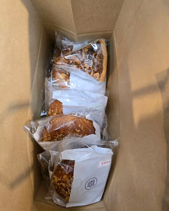 종이 봉투에 담긴 빵들