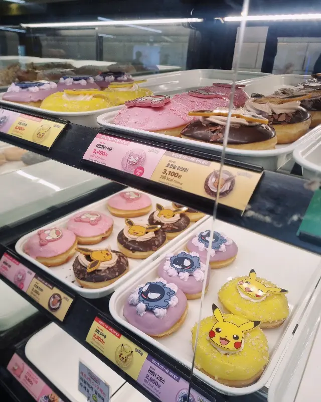 쇼케이스 안의 캐릭터 도넛