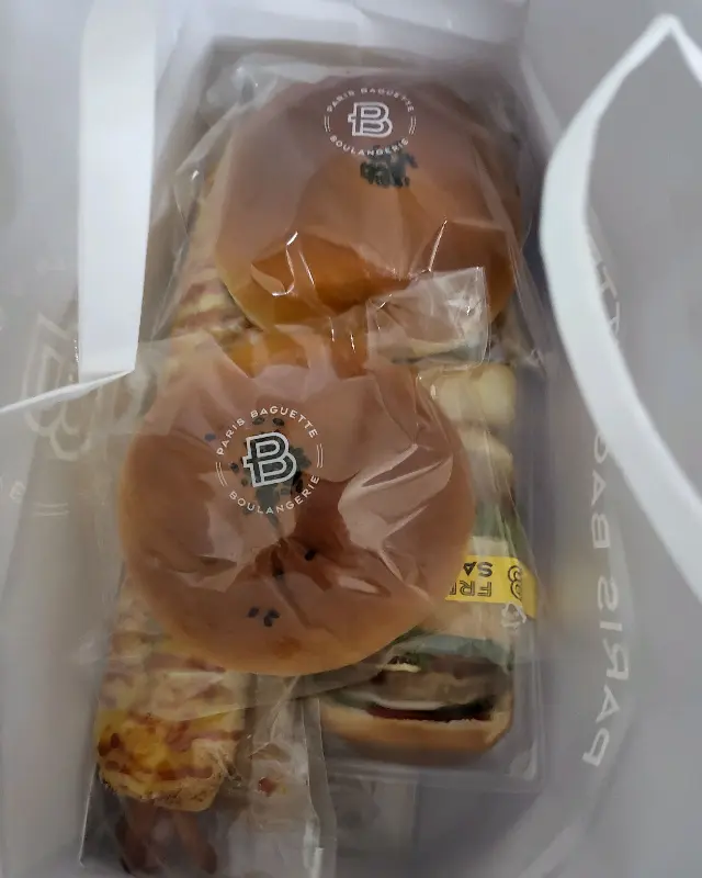 빵이 가득 담긴 쇼핑백