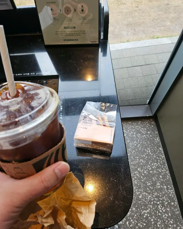 창가에서 바라본 평화로운 풍경