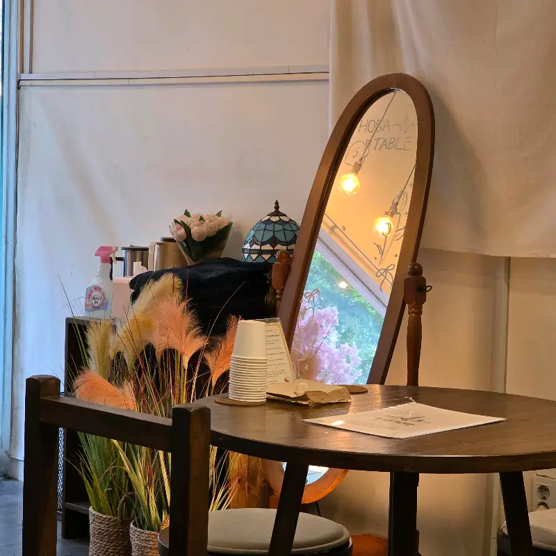 아늑한 분위기의 테이블