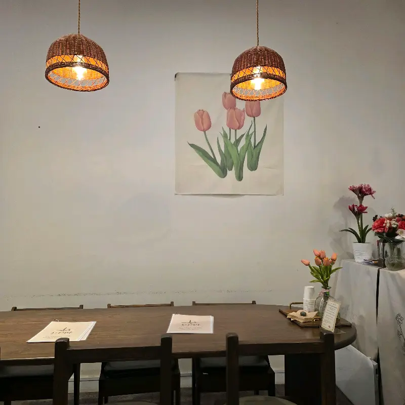 은은한 조명이 분위기를 더하는 내부