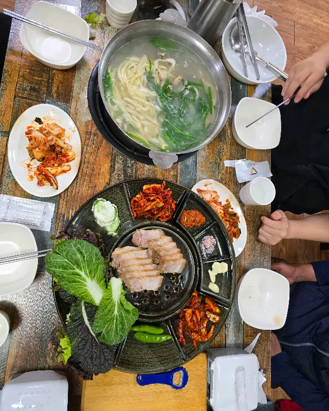 황제보쌈과 칼국수