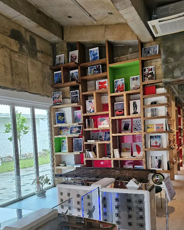 카페 내부 책장