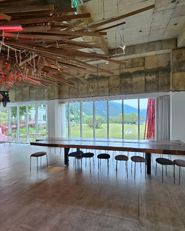 카페 내부 테이블