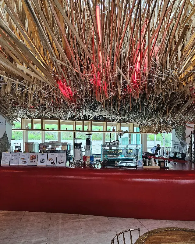 붉은 바 테이블