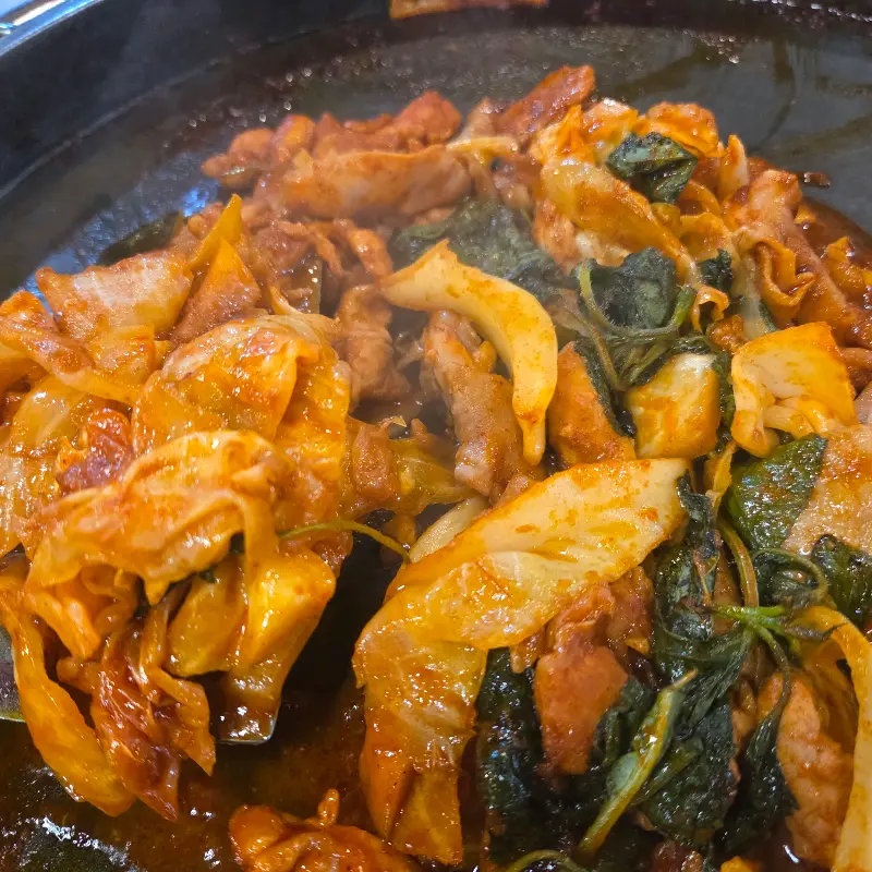 닭갈비와 함께 제공되는 쌈 채소와 소스의 모습