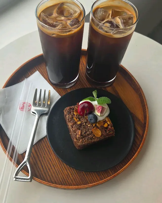 액자 프레임처럼 연출된 창문