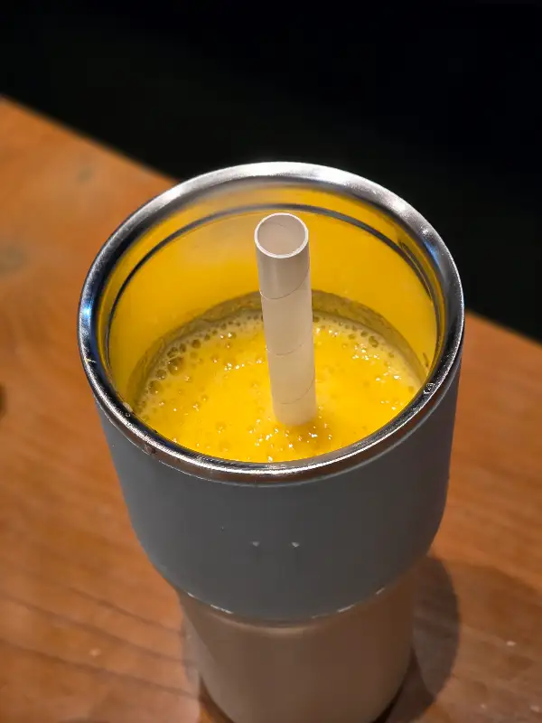 진한 노란색의 망고주스