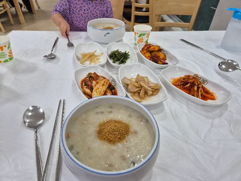 바지락죽과 다양한 밑반찬