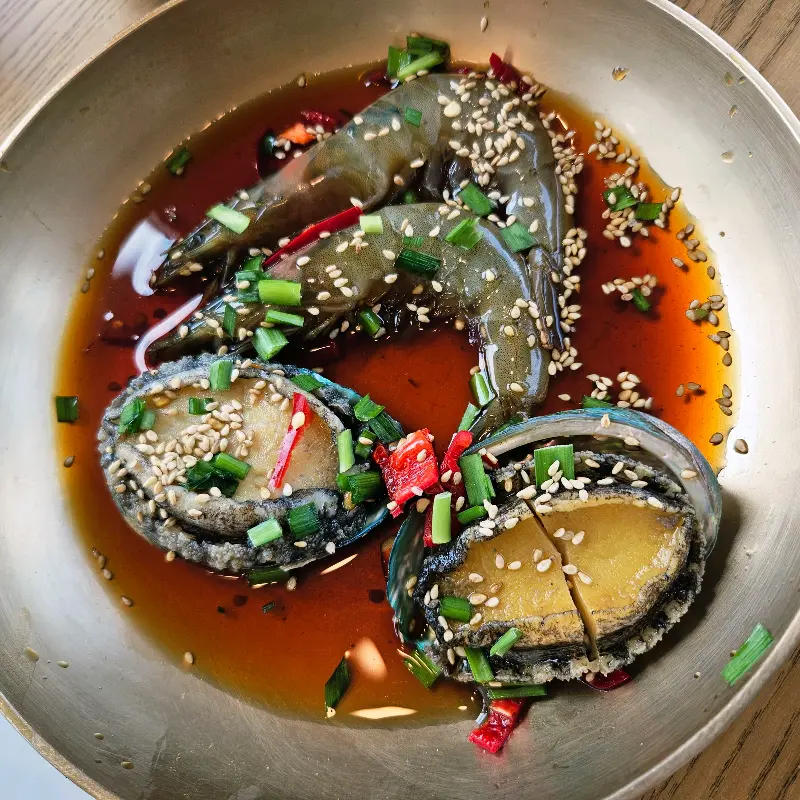 신선한 해산물이 가득한 간장게장 정식