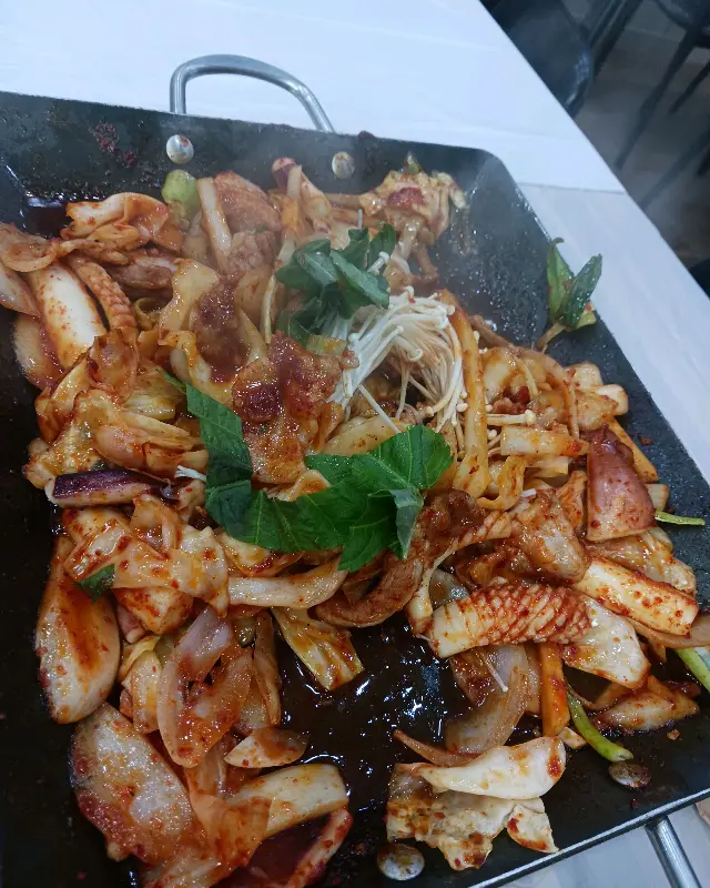 매콤한 양념에 버무려진 오삼불고기