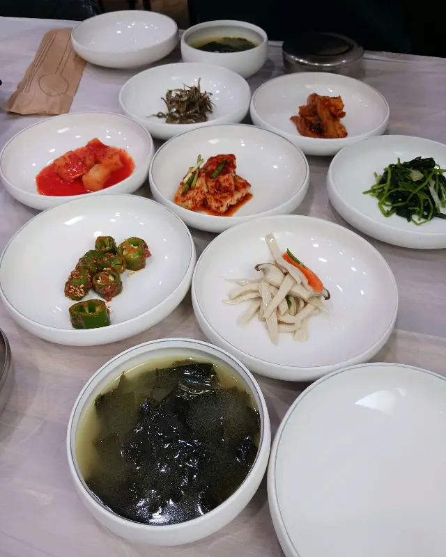 정갈하게 차려진 다양한 반찬들