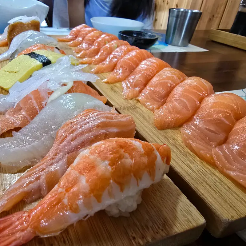 윤기가 흐르는 모듬 초밥