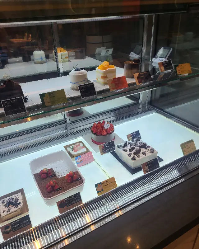 쇼케이스 가득 채워진 케이크