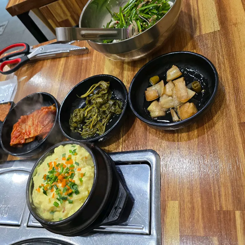 다채로운 색감과 신선함이 돋보이는 밑반찬