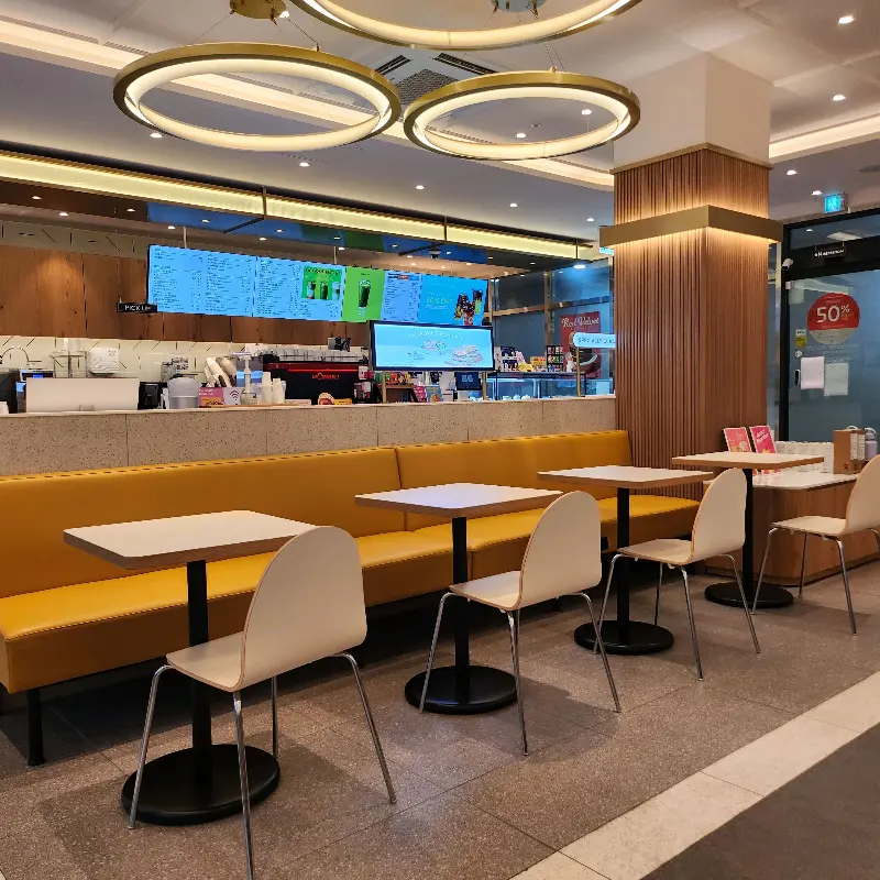 깔끔하고 편안한 분위기의 내부