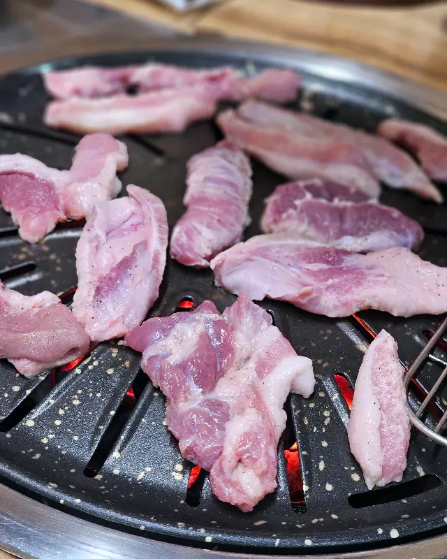 불판 위에서 익어가는 뒷고기