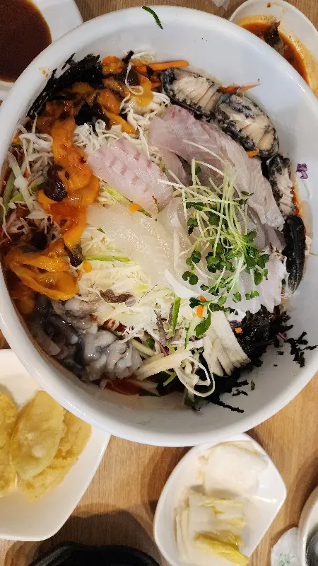 해산물 가득 물회