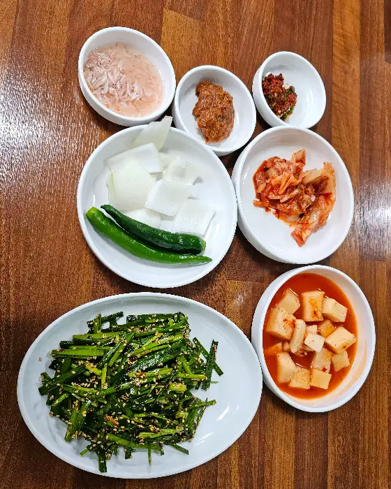 정갈하게 차려진 반찬들