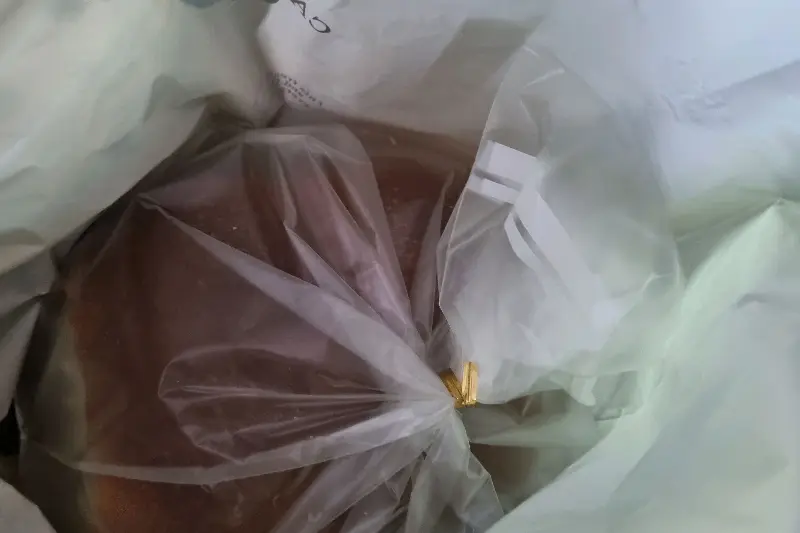 비닐봉투에 담긴 빵