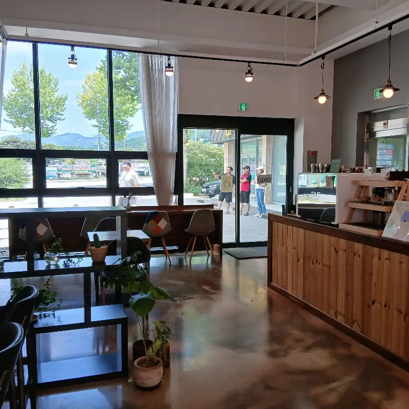 카페 내부 전경