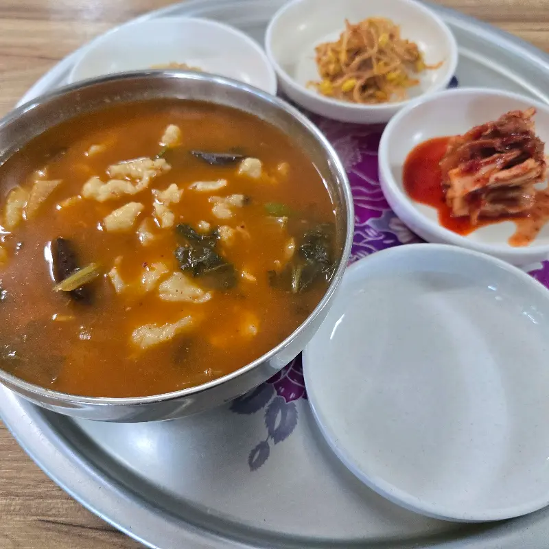 쟁반에 담긴 해제비 한 상