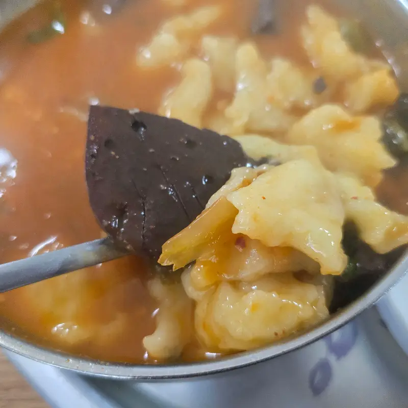 숟가락 위의 선지와 수제비