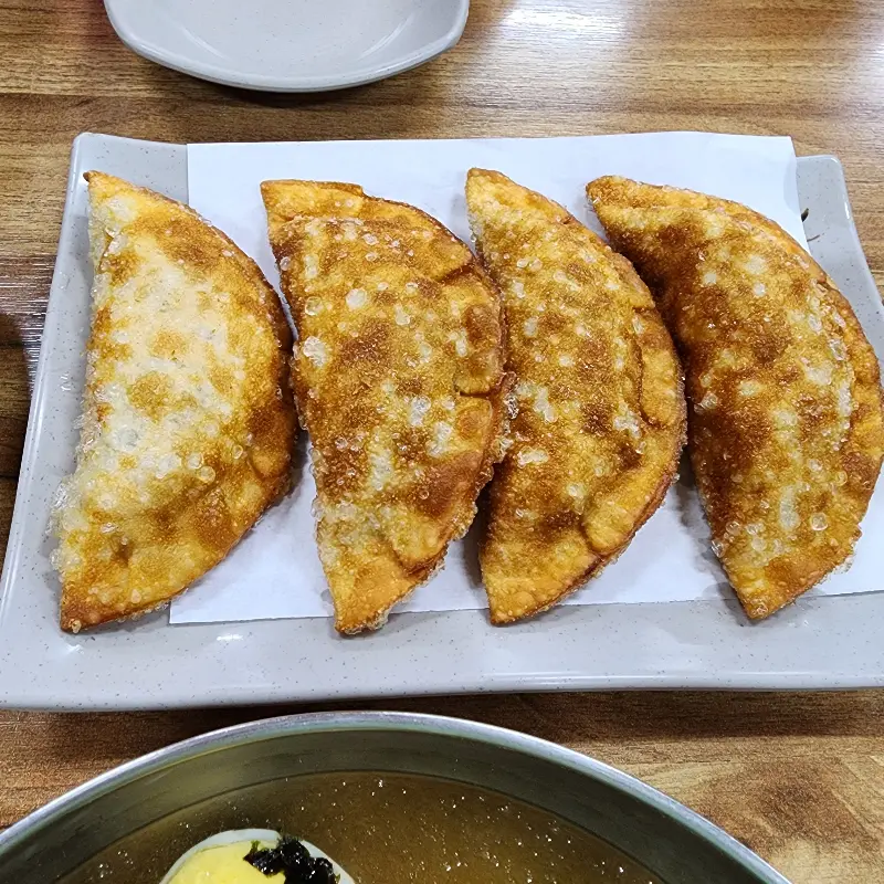 노릇노릇하게 튀겨진 튀김만두