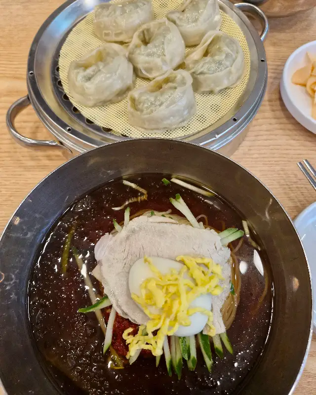 찜기에 담겨 나오는 명가밀면의 수제만두