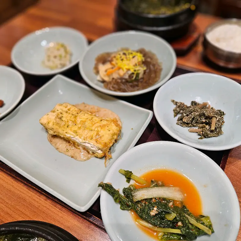 윤기가 흐르는 갓 지은 밥