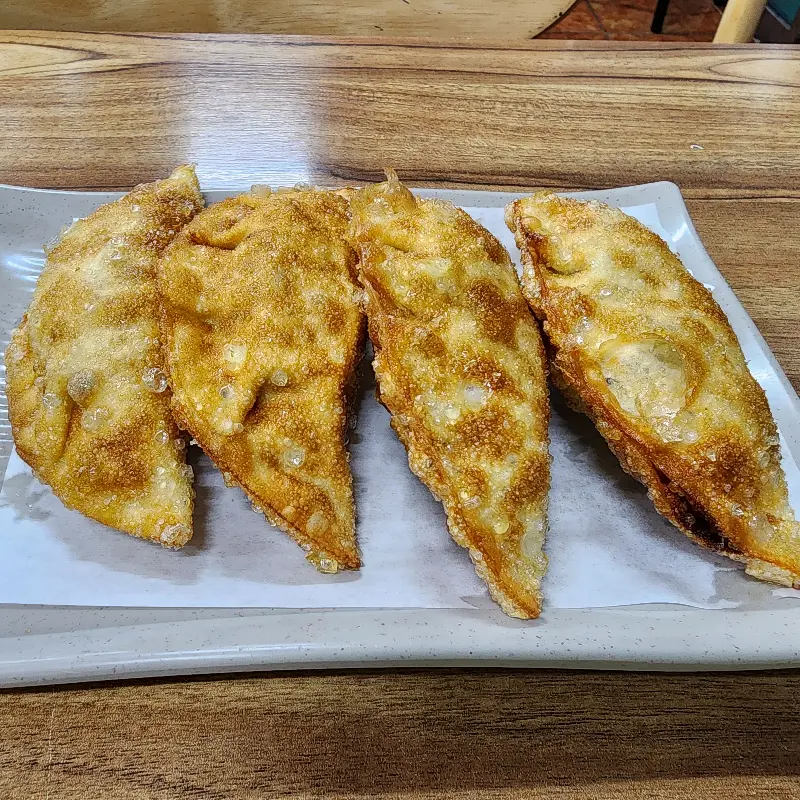 노릇하게 구워진 군만두의 모습