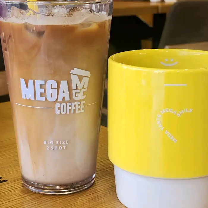 커피와 노란색 컵