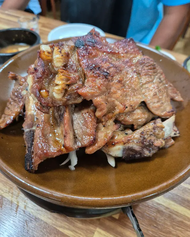 노릇노릇 구워진 돼지갈비
