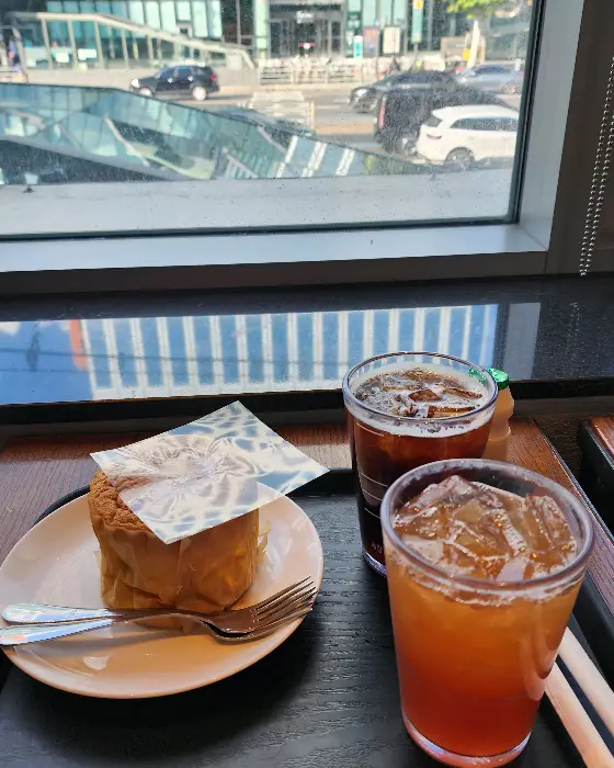 두 잔의 아이스 음료