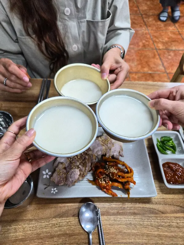 보쌈과 막걸리를 즐기는 손님들의 모습