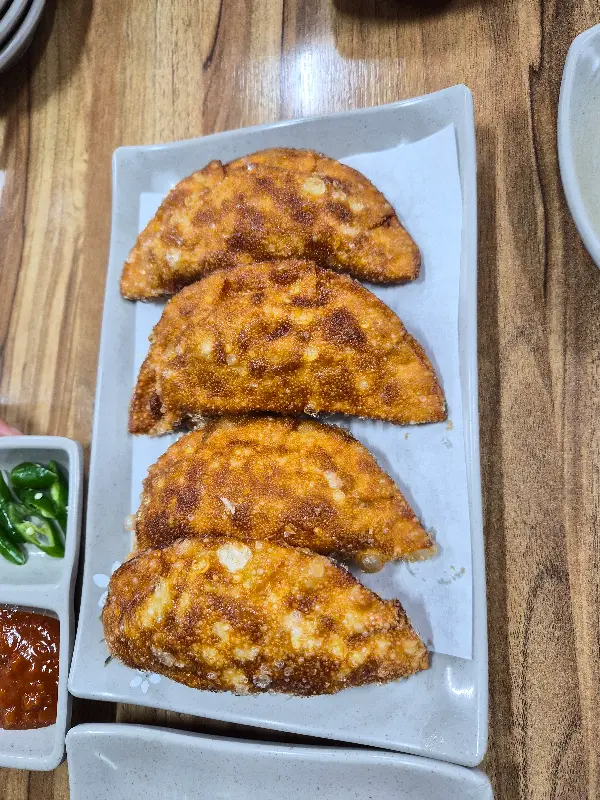 먹음직스러운 튀김 만두