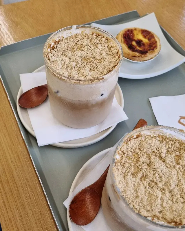 쟁반 위에 놓인 율콩커피와 에그타르트