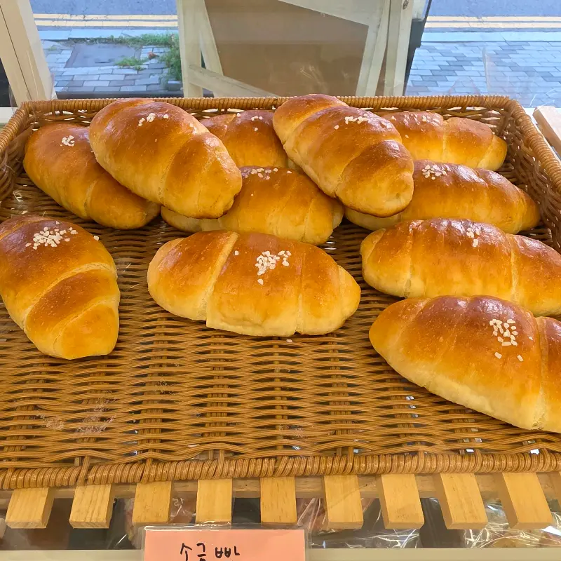 소금빵이 담긴 바구니