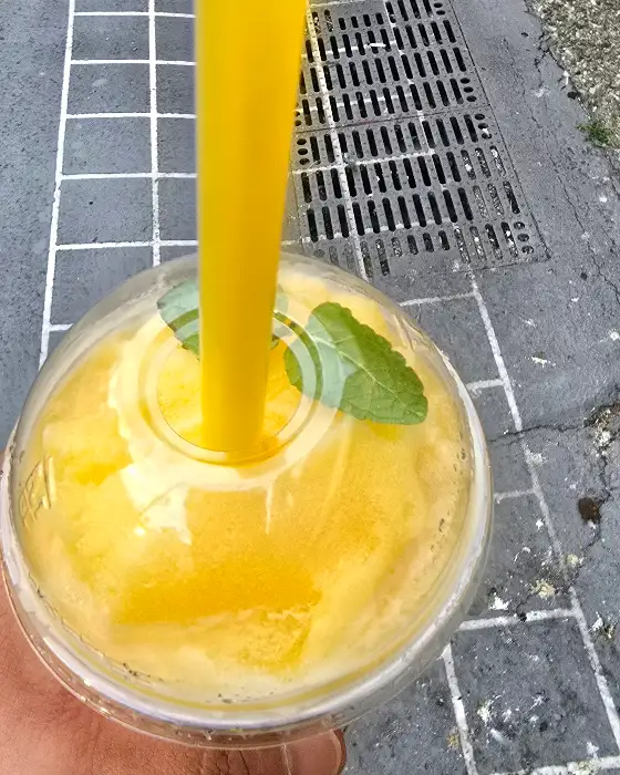 아이스 음료 위에 민트 잎