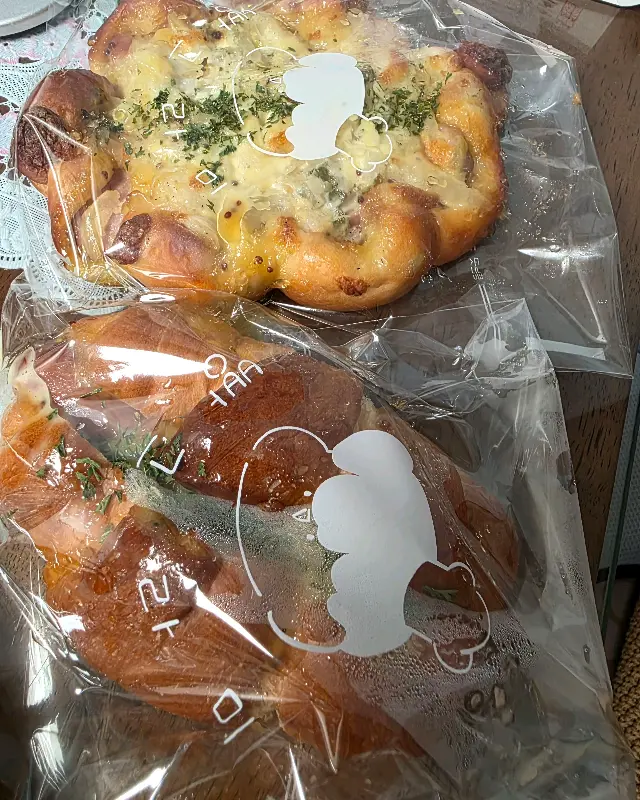 비닐 포장된 빵들의 모습