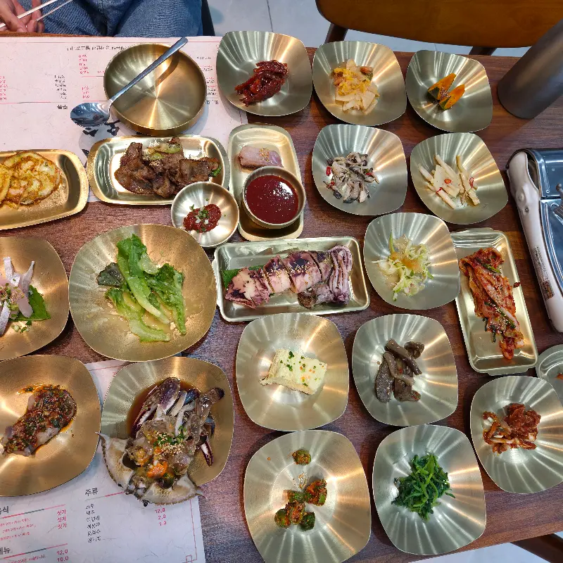 놋그릇에 담긴 정갈한 반찬들