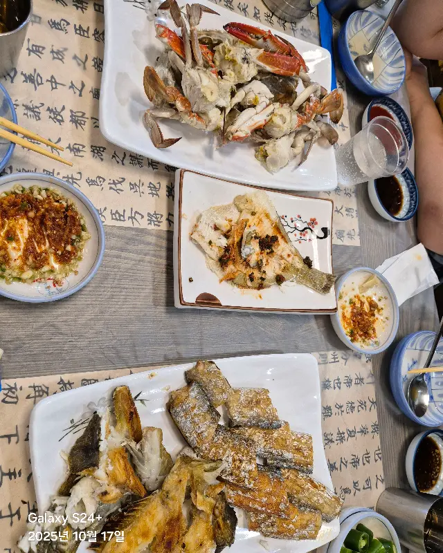 두발횟집 꽃게찜과 가자미 구이